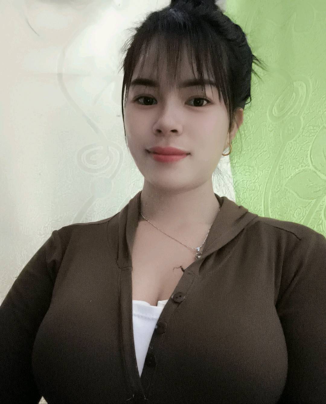 Annila from Vietnam, 1-on-1 video chat with girls on Aduvee